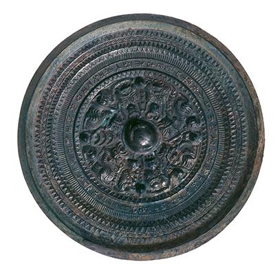 三角縁四神四獣鏡　大塚陵墓参考地（奈良県北葛城郡広陵町）出土