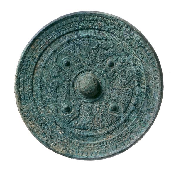 佐味田宝塚古墳（奈良県河合町）出土　神人車馬画像倭鏡