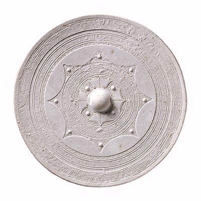 直弧文帯縁内行花文鏡（石膏模造）　皇后日葉酢媛命狭木之寺間陵（奈良県奈良市）出土
